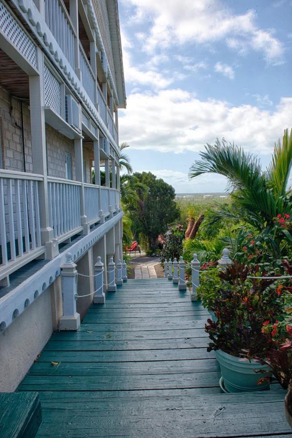 A Stone'S Throw Away Hotel Nassau Exterior photo