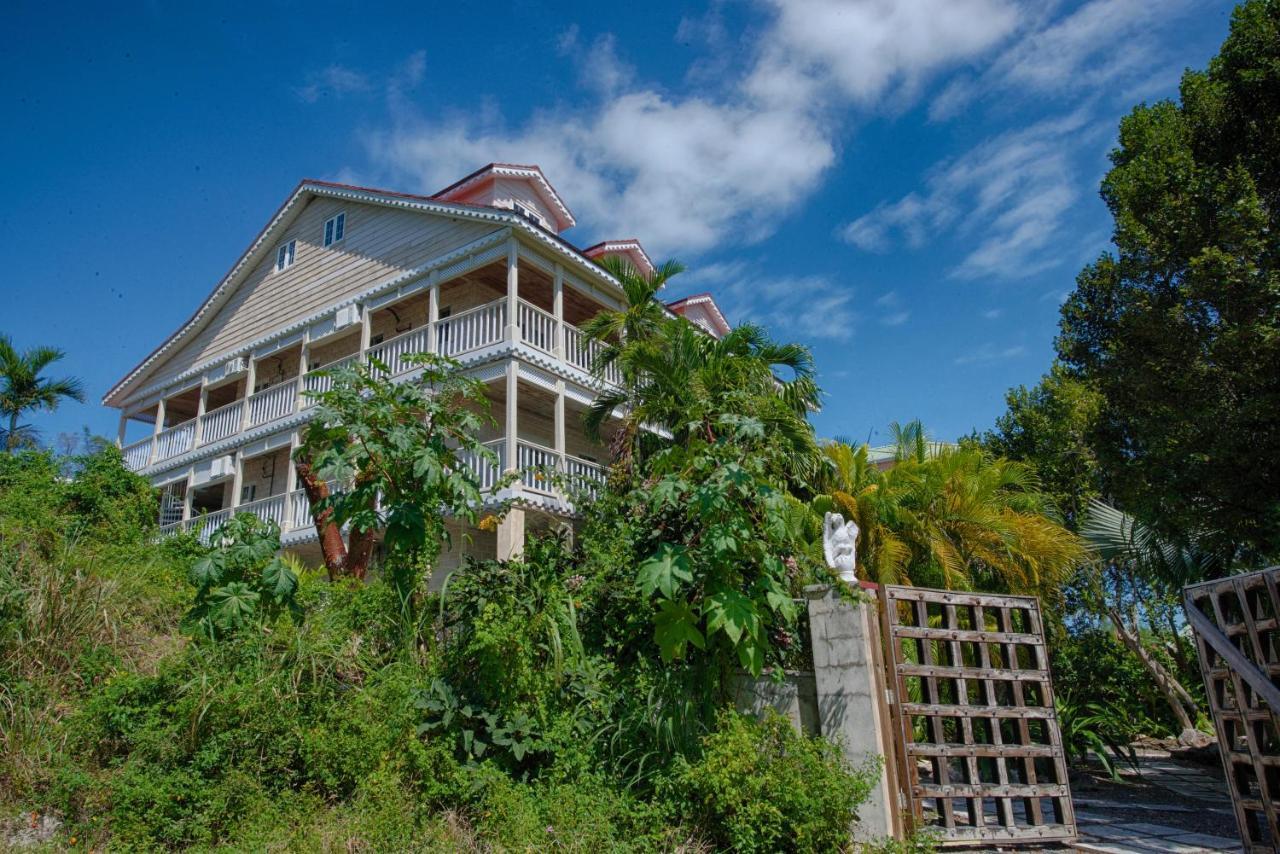 A Stone'S Throw Away Hotel Nassau Exterior photo