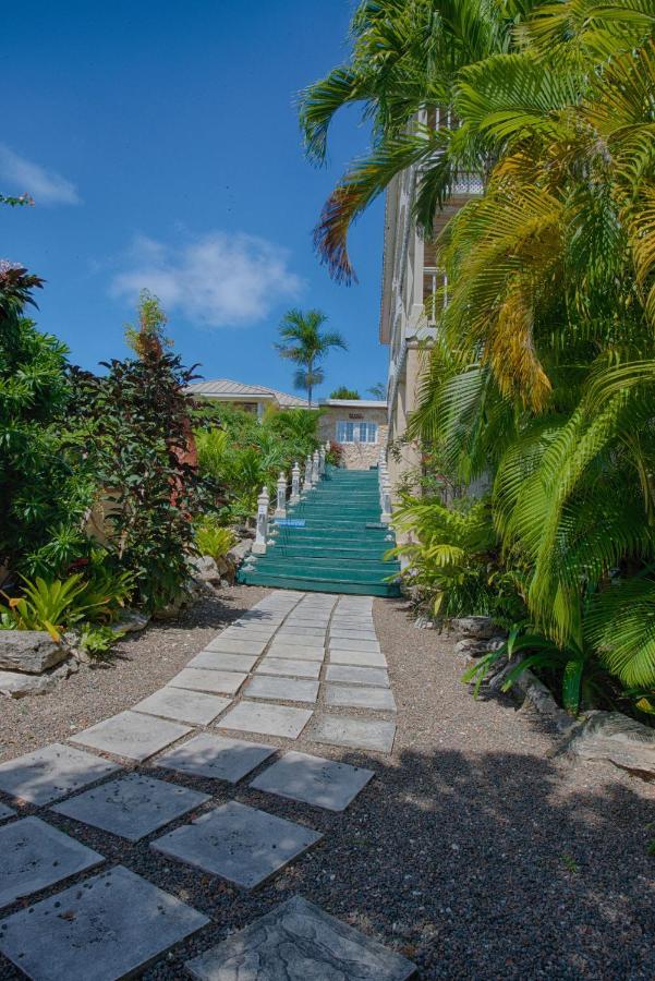 A Stone'S Throw Away Hotel Nassau Exterior photo