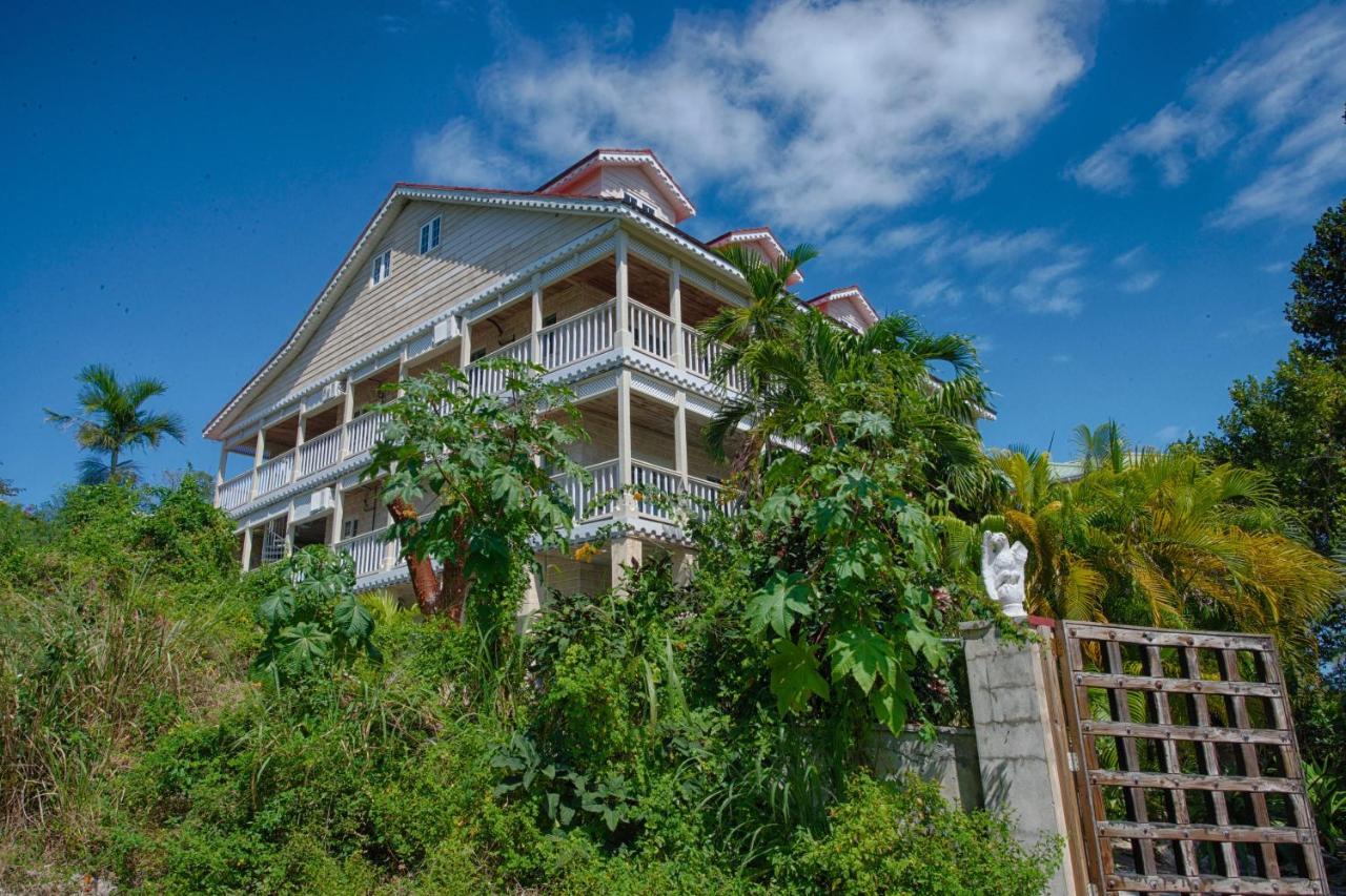 A Stone'S Throw Away Hotel Nassau Exterior photo