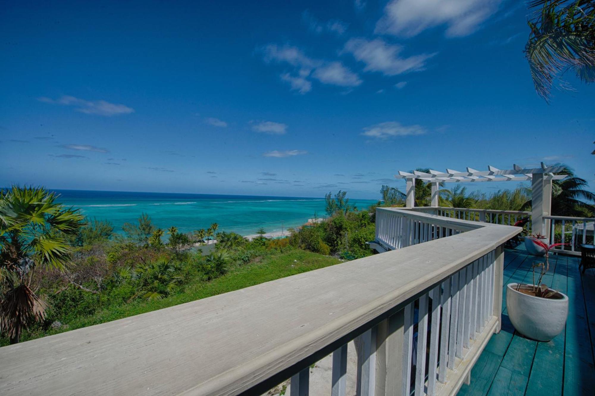 A Stone'S Throw Away Hotel Nassau Exterior photo