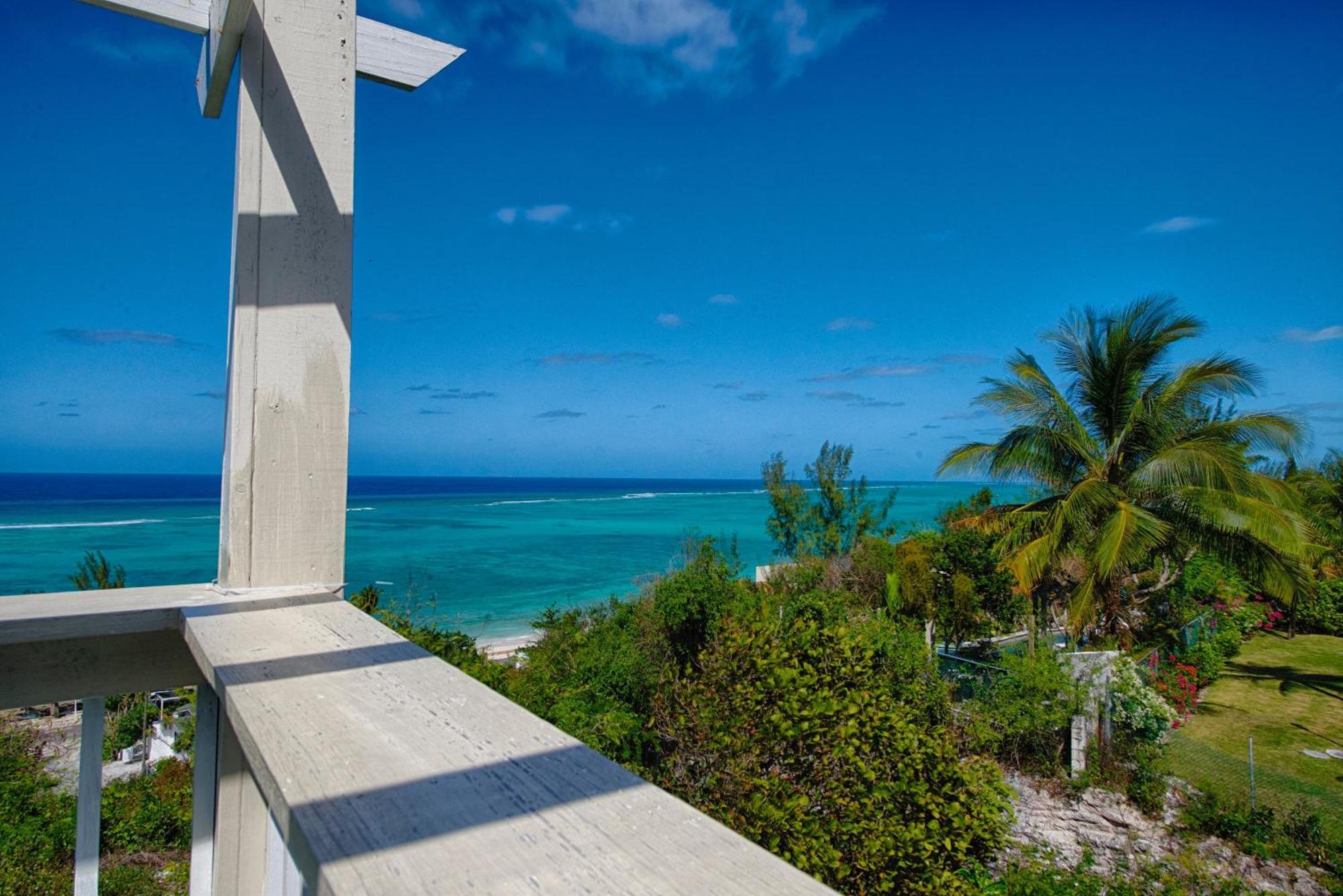 A Stone'S Throw Away Hotel Nassau Exterior photo